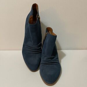 EUC Women's Size 7.5 Franco Sarto "A-Gravel" Blue Suede Ruched Ankle Boots